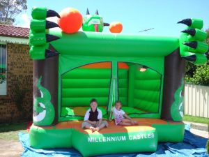 GREEN LIZARD 3.5X4M PLAIN JUMPING CASTLES AGES 1 TO 12 